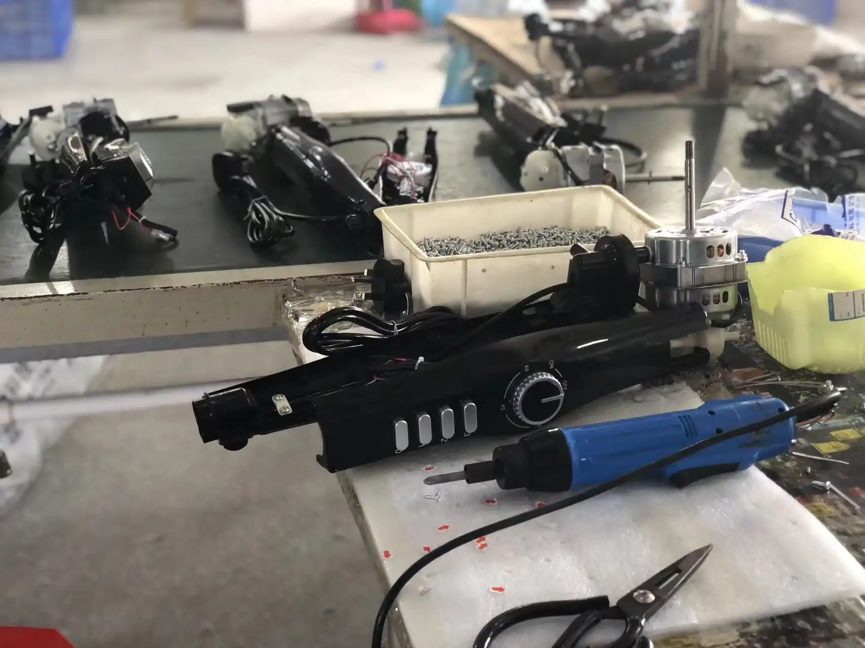 Electric fan blade and grille assembly